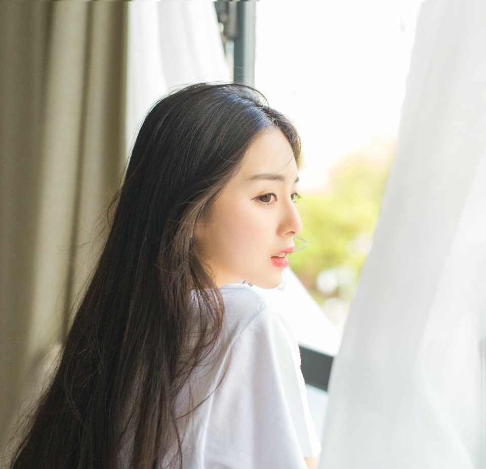 “夫人，有事？”刘璝回头，看着这个曾经名满蜀中的美人，如今却已经成了自己的妻子，成了自己孩子的娘亲，当初不知道羡煞多少蜀中俊杰，每每想到这里，刘璝就一阵自豪。